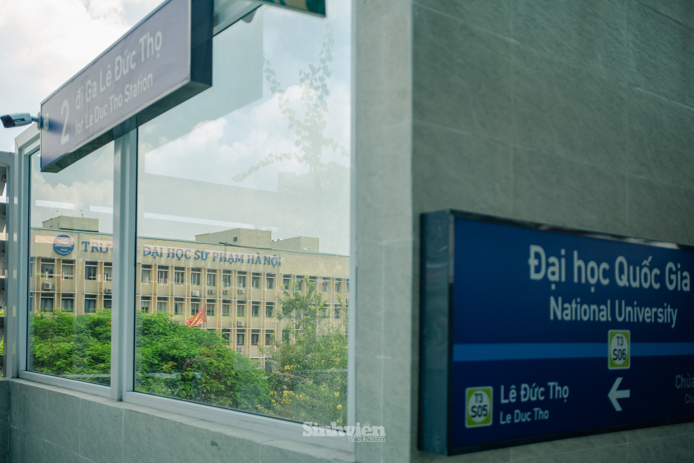 Ga Đại học Quốc gia nằm cạnh Đại học Quốc Gia Hà Nội và Trường Đại học Sư phạm Hà Nội, cách Học viện Báo chí và Tuyên truyền khoảng 300m.