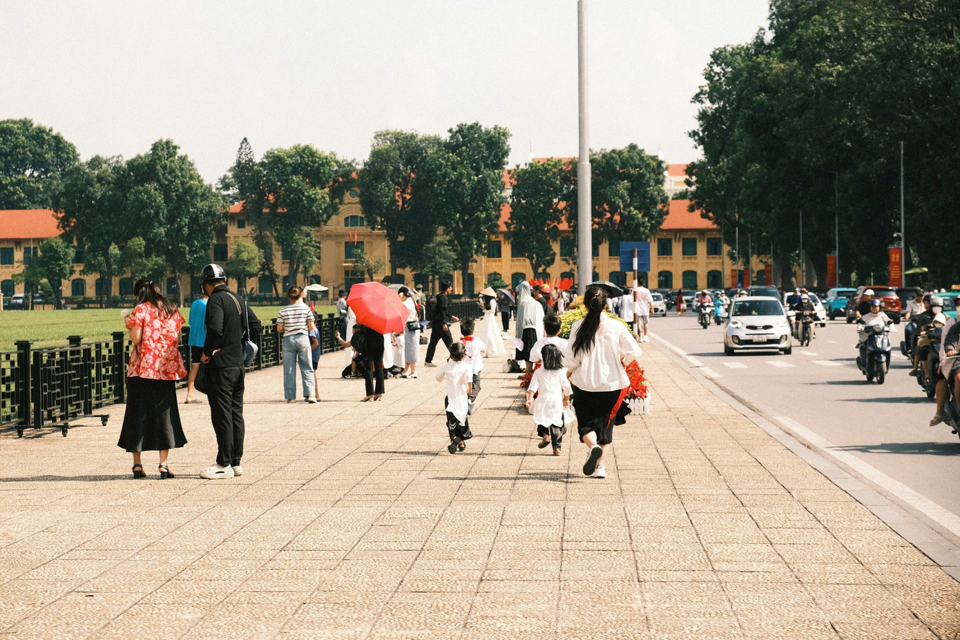 Những gương mặt thiếu nhi rạng rỡ, háo hức tiến vào lăng Bác, lòng tràn ngập niềm vui và kính yêu. (Ảnh: Anh Thái) Những gương mặt thiếu nhi rạng rỡ, háo hức tiến vào lăng Bác, lòng tràn ngập niềm vui và kính yêu. (Ảnh: Anh Thái)