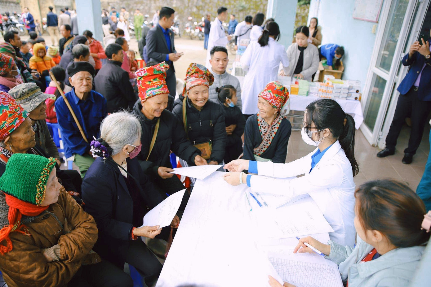 Huyền thường xuyên tham gia các hoạt động tình nguyện khám chữa bệnh cho mọi người.