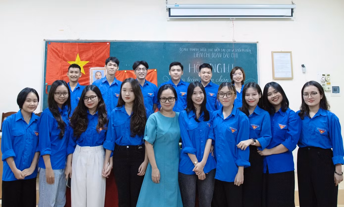 Kiều Trang cùng các bạn sinh viên tham gia kiện toàn Ban Chấp hành Liên chi.