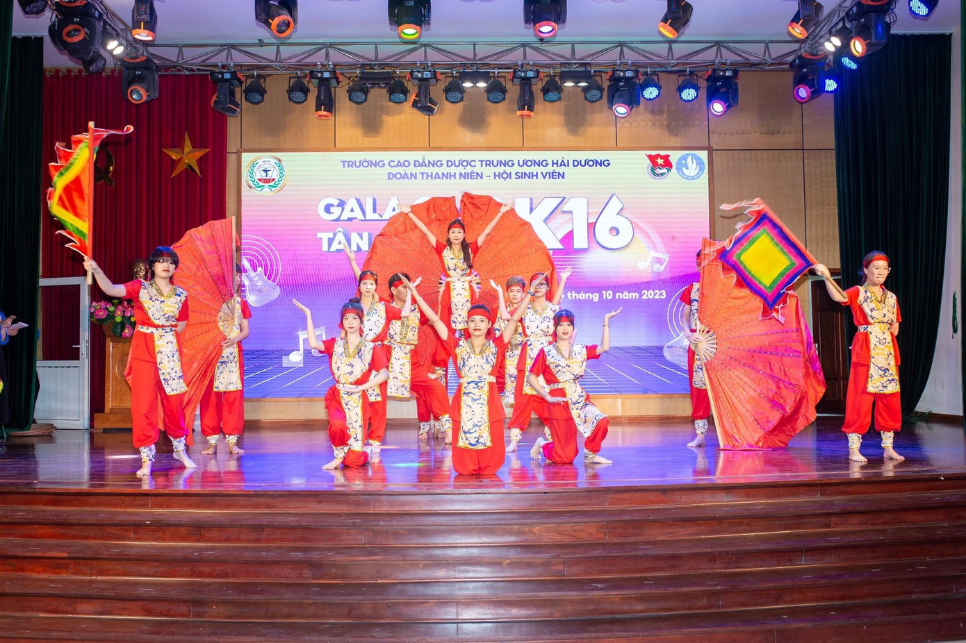 Hằng tích cực tham gia các hoạt động phong trào Đoàn - Hội tại trường. Hằng tích cực tham gia các hoạt động phong trào Đoàn - Hội tại trường.