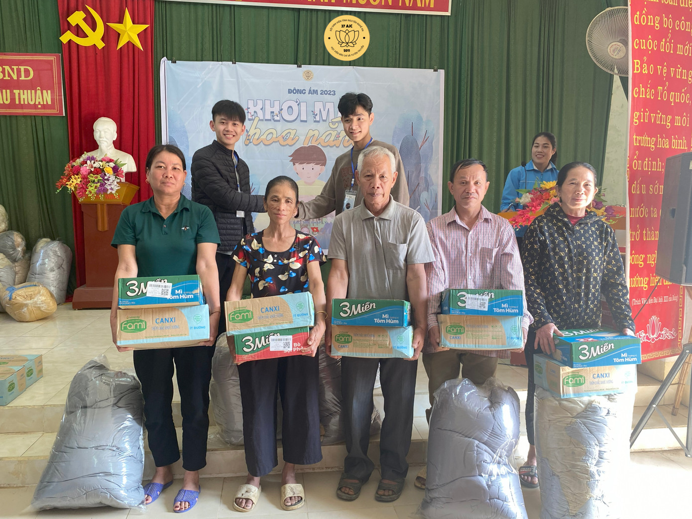 Sự phấn khởi hiện lên trên gương mặt các hộ dân. Sự phấn khởi hiện lên trên gương mặt các hộ dân.