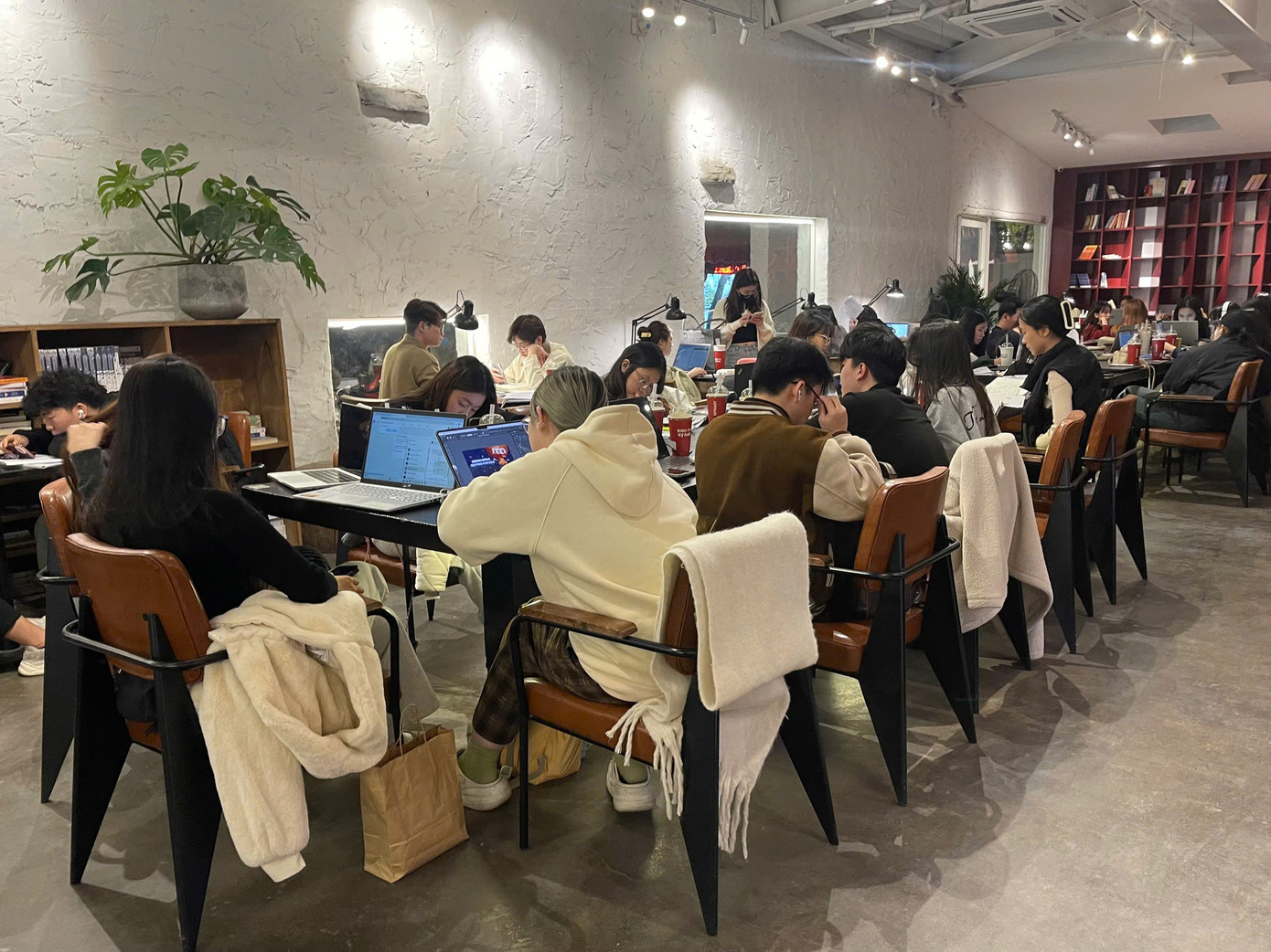 Thói quen làm việc khuya tại quán cafe, tuy có những lợi ích nhất định, nhưng cũng có thể mang đến những ảnh hưởng tiêu cực đến tâm lý của người trẻ, đặc biệt trong bối cảnh áp lực học tập và công việc ngày càng gia tăng. Thói quen làm việc khuya tại quán cafe, tuy có những lợi ích nhất định, nhưng cũng có thể mang đến những ảnh hưởng tiêu cực đến tâm lý của người trẻ, đặc biệt trong bối cảnh áp lực học tập và công việc ngày càng gia tăng.