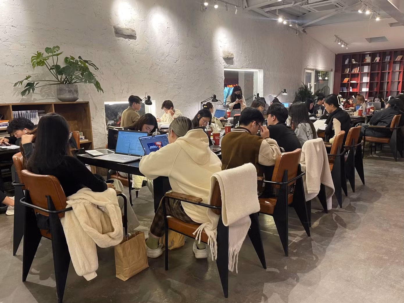 Thói quen làm việc khuya tại quán cafe, tuy có những lợi ích nhất định, nhưng cũng có thể mang đến những ảnh hưởng tiêu cực đến tâm lý của người trẻ, đặc biệt trong bối cảnh áp lực học tập và công việc ngày càng gia tăng. Thói quen làm việc khuya tại quán cafe, tuy có những lợi ích nhất định, nhưng cũng có thể mang đến những ảnh hưởng tiêu cực đến tâm lý của người trẻ, đặc biệt trong bối cảnh áp lực học tập và công việc ngày càng gia tăng.