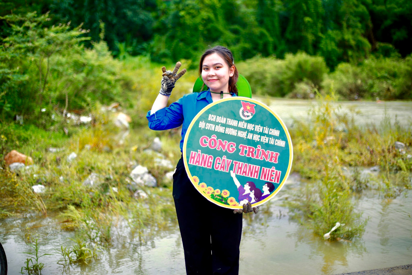 Mỹ Uyên trong chiến dịch "Mùa hè xanh" cùng Đội sinh viên tình nguyện đồng hương Nghệ An Học viện Tài chính.