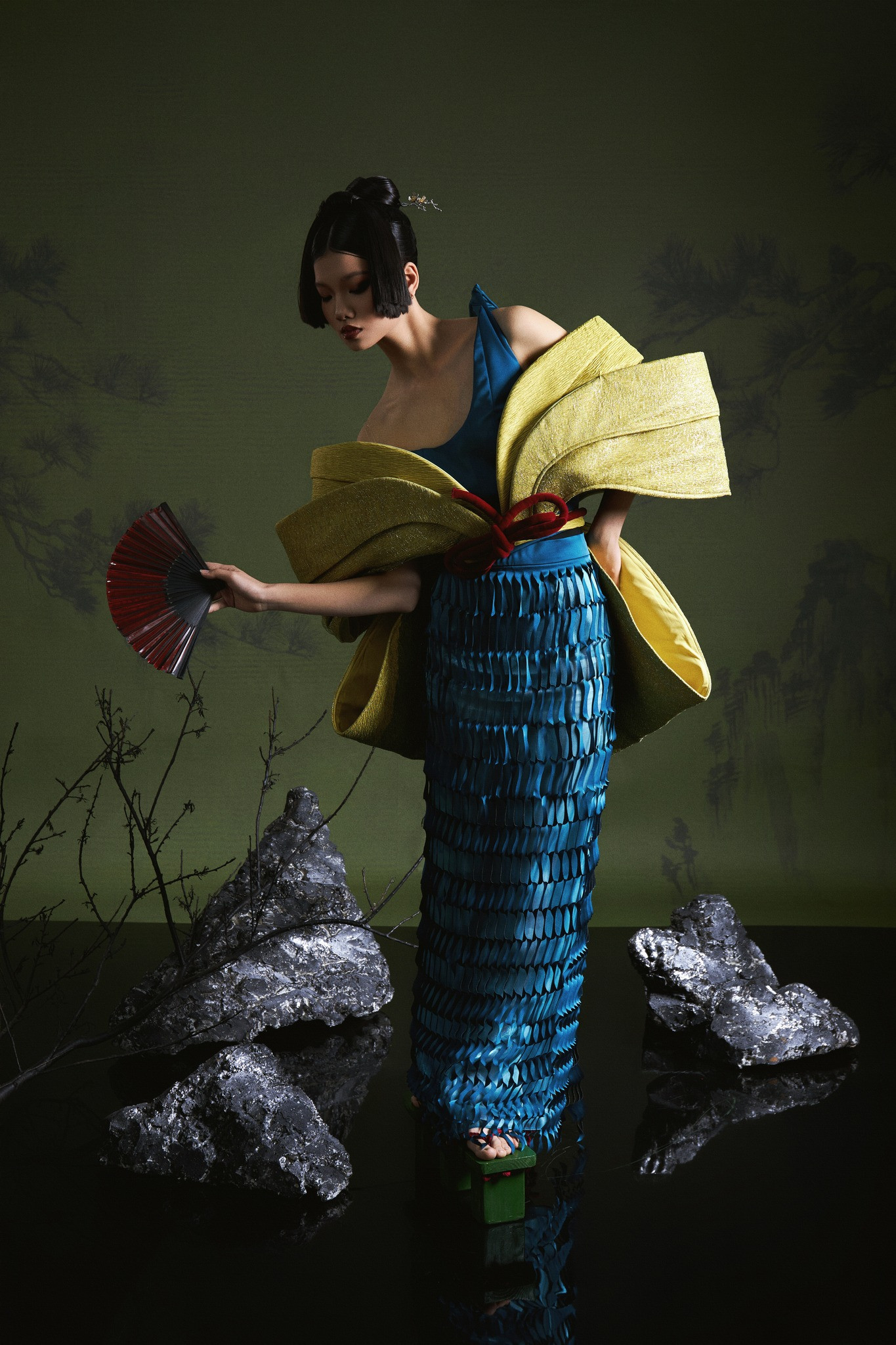 Bộ trang phục cuối cùng mô phỏng hình ảnh lá trà qua phần nơ lớn, phần váy được làm bởi chất liệu vải có vân được cắt laser đặc tả nhịp điệu của sóng nước. Bộ trang phục cuối cùng mô phỏng hình ảnh lá trà qua phần nơ lớn, phần váy được làm bởi chất liệu vải có vân được cắt laser đặc tả nhịp điệu của sóng nước.