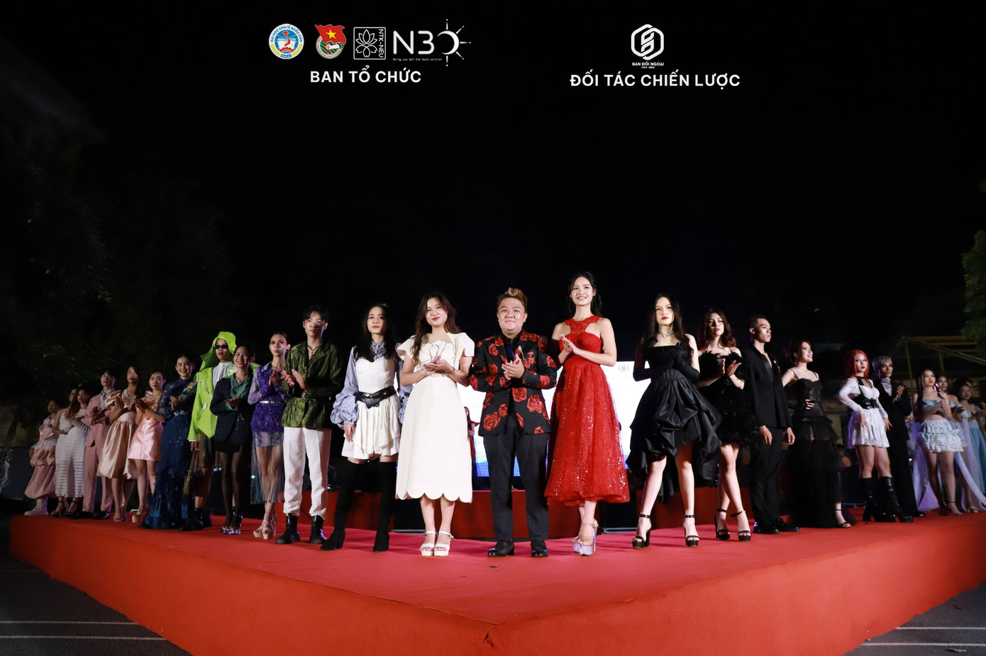 Nam sinh luôn cố gắng sắp xếp thời gian cho các hoạt động ngoại khoá, là ban tổ chức của hàng loạt sự kiện sinh viên lớn.