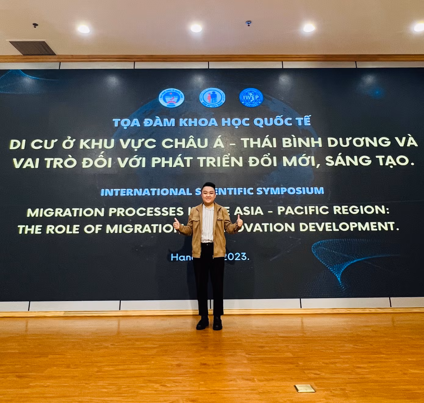 Nam sinh tích cực tham gia Hội thảo khoa học quốc tế để học hỏi, tích luỹ kinh nghiệm. Nam sinh tích cực tham gia Hội thảo khoa học quốc tế để học hỏi, tích luỹ kinh nghiệm.