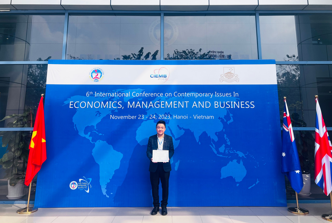 Nguyễn Hoàng Dương tại Hội thảo khoa học quốc tế 6th CIEMB 2023 - Hội thảo thường niên lớn nhất của NEU.