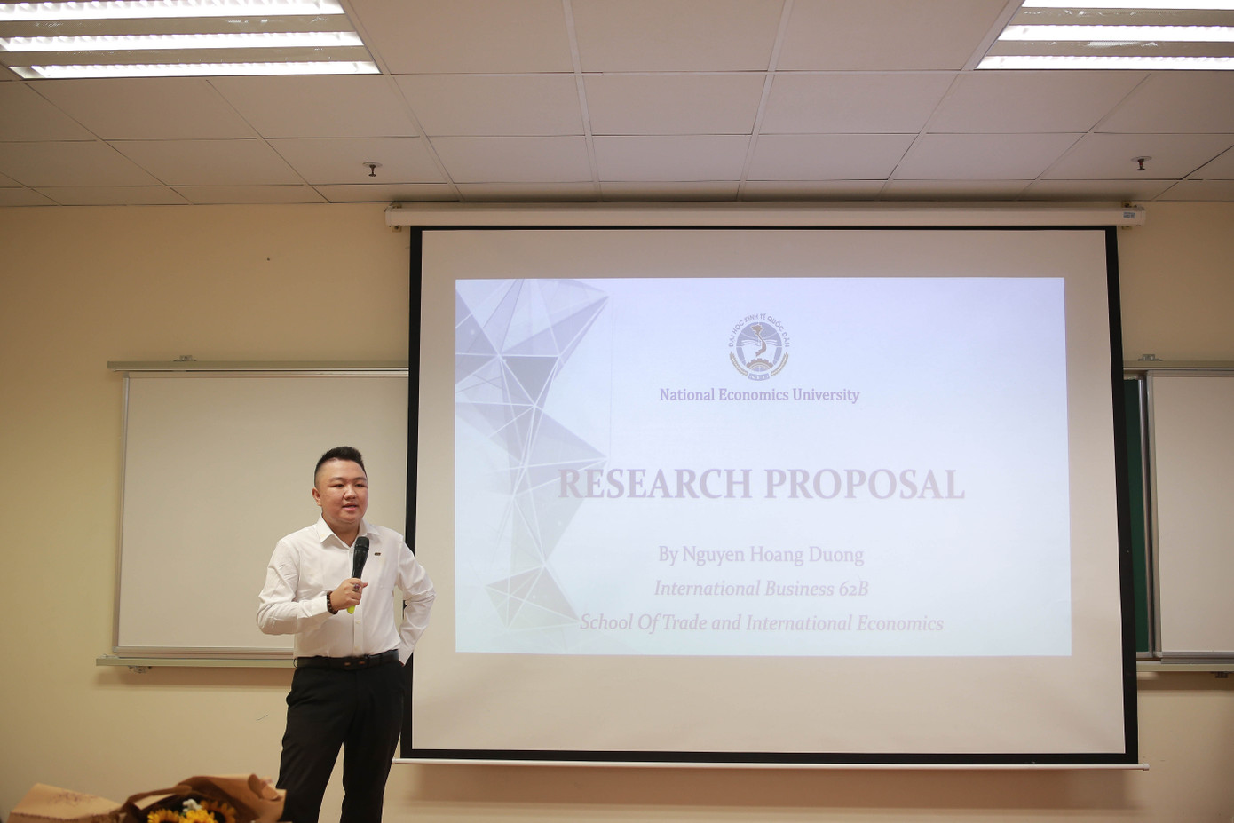 Nguyễn Hoàng Dương trong buổi đào tạo kỹ năng nghiên cứu khoa học cho các bạn sinh viên.