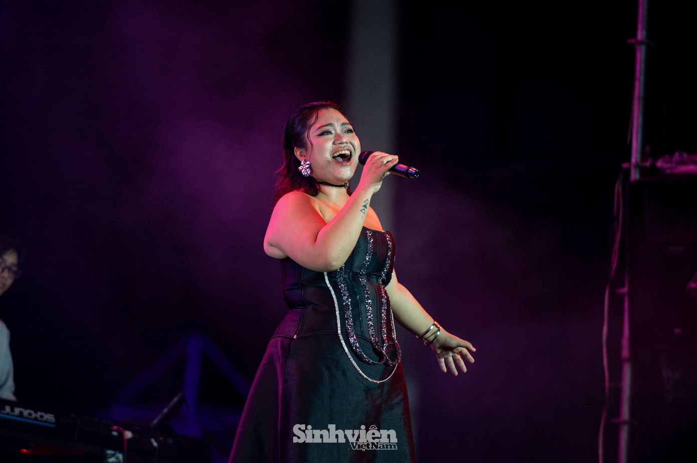 Ca sĩ Bí Đỏ 'đốn tim' khán giả bằng giọng hát nội lực, cao vút.