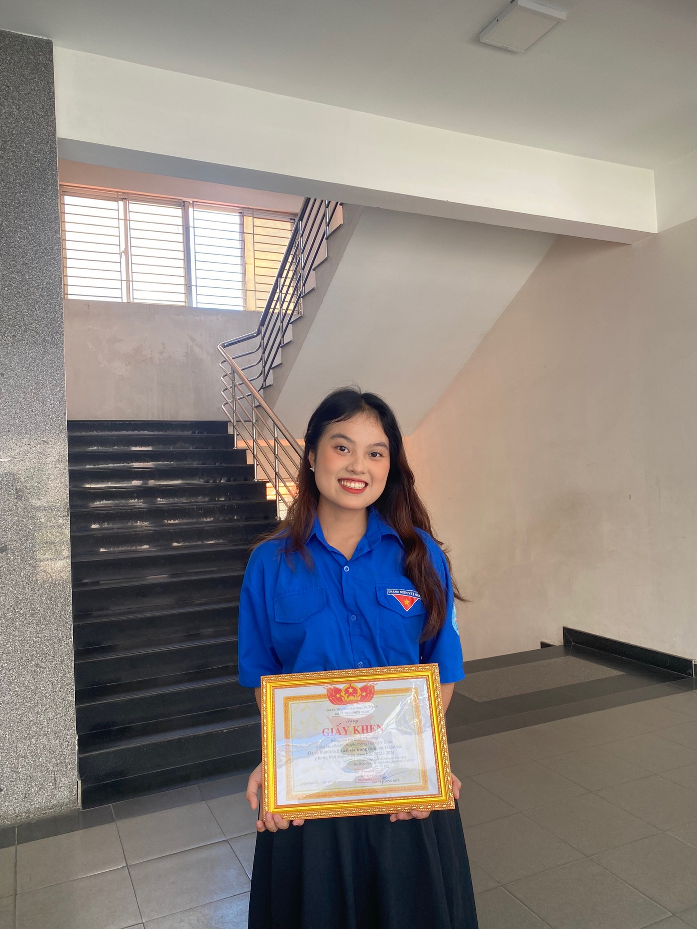 Bình Phương nhận Giấy khen từ Ban Truyền thông Trường Y Dược vì đã đạt thành tích xuất sắc trong công tác Đoàn và phong trào sinh viên trong năm học 2023 - 2024. Bình Phương nhận Giấy khen từ Ban Truyền thông Trường Y Dược vì đã đạt thành tích xuất sắc trong công tác Đoàn và phong trào sinh viên trong năm học 2023 - 2024.