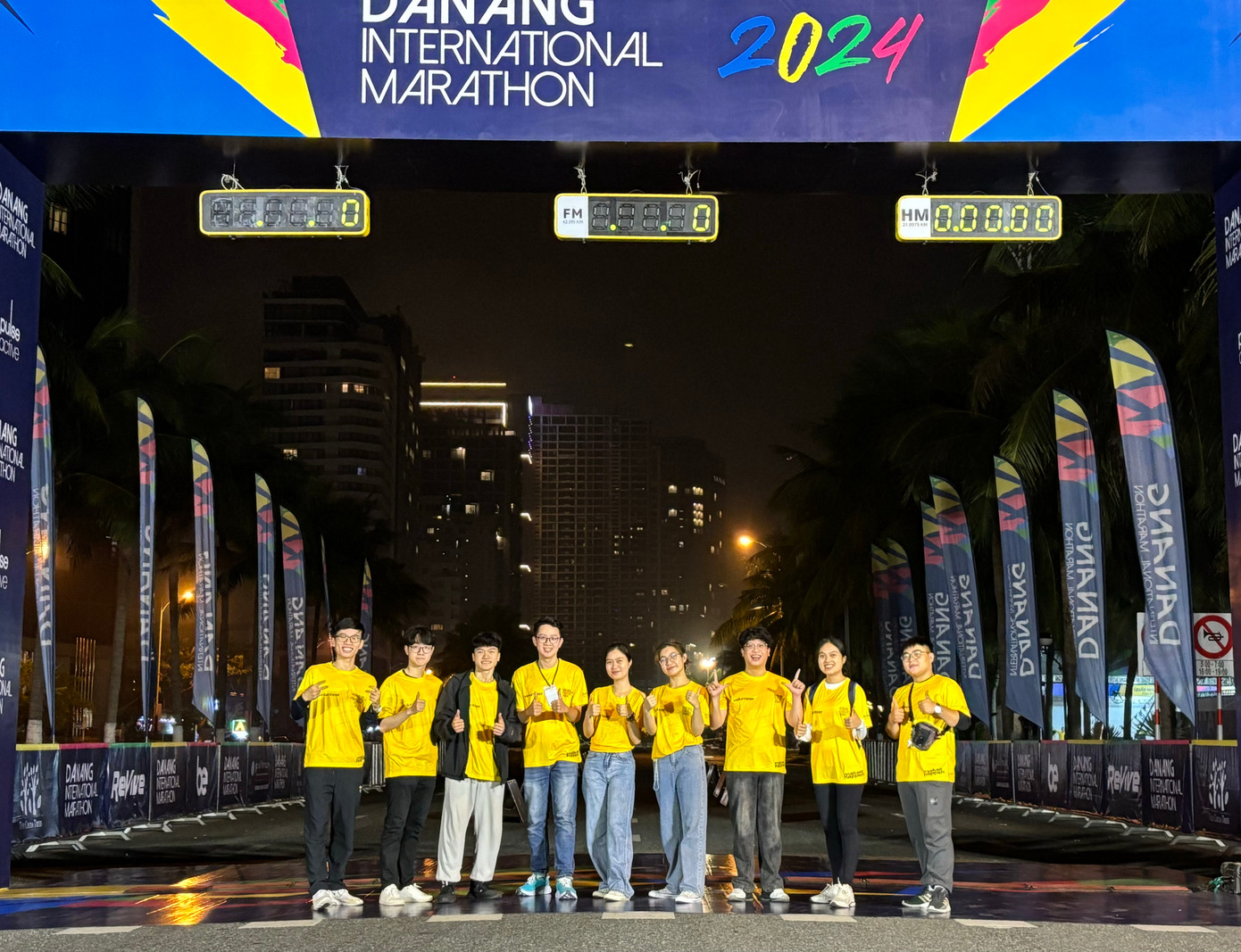 Bình Phương tham gia làm tình nguyện viên trong chương trình "Danang International Marathon 2024" cùng đội ngũ Medical T. Bình Phương tham gia làm tình nguyện viên trong chương trình "Danang International Marathon 2024" cùng đội ngũ Medical T.
