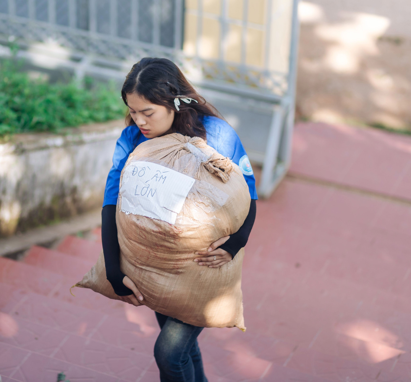 Bình Phương tham gia hoạt động tình nguyện trong chương trình Blouse Yêu Thương 2. Bình Phương tham gia hoạt động tình nguyện trong chương trình Blouse Yêu Thương 2.