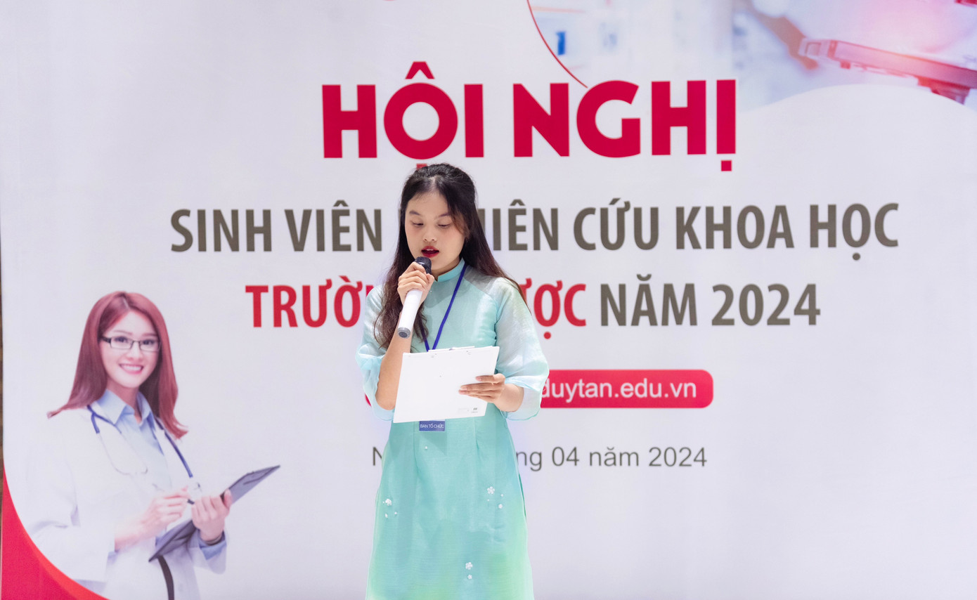 Bình Phương đảm nhận vai trò MC tại Hội nghị Nghiên cứu Khoa học Trường Y Dược, Đại học Duy Tân năm 2024. Bình Phương đảm nhận vai trò MC tại Hội nghị Nghiên cứu Khoa học Trường Y Dược, Đại học Duy Tân năm 2024.
