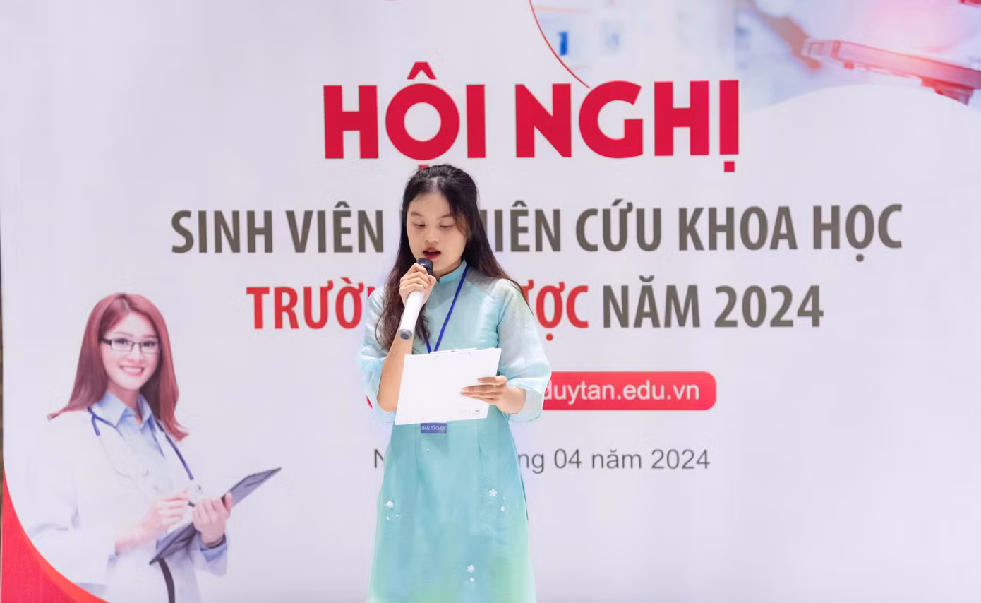 Bình Phương đảm nhận vai trò MC tại Hội nghị Nghiên cứu Khoa học Trường Y Dược, Đại học Duy Tân năm 2024. Bình Phương đảm nhận vai trò MC tại Hội nghị Nghiên cứu Khoa học Trường Y Dược, Đại học Duy Tân năm 2024.