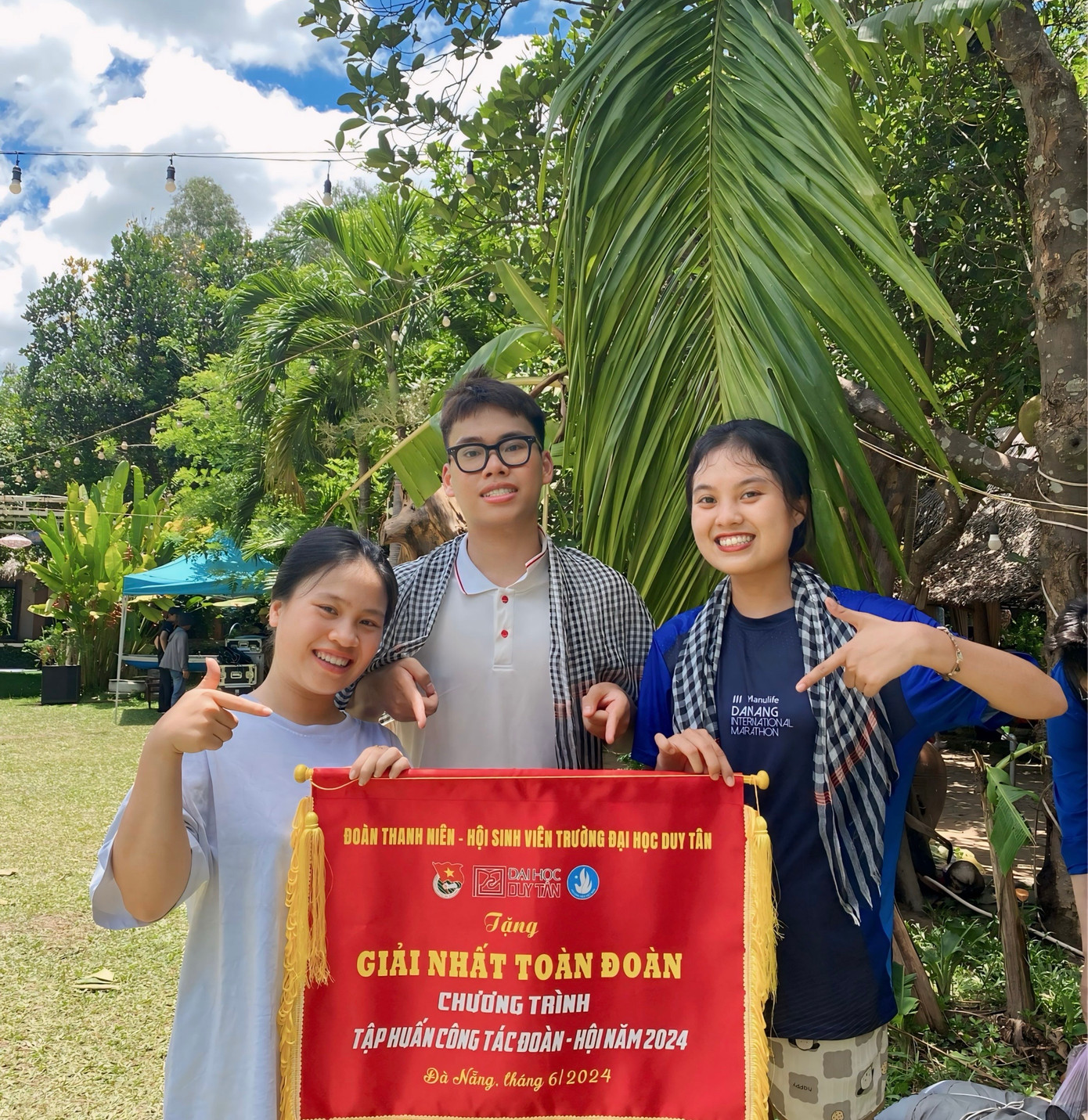 Bình Phương chụp ảnh kỷ niệm với Liên Chi đoàn Khoa Y sau khi đạt giải Nhất toàn Đoàn trong chương trình tập huấn cán bộ Đoàn - Hội tại trường Đại học Duy Tân. Bình Phương chụp ảnh kỷ niệm với Liên Chi đoàn Khoa Y sau khi đạt giải Nhất toàn Đoàn trong chương trình tập huấn cán bộ Đoàn - Hội tại trường Đại học Duy Tân.