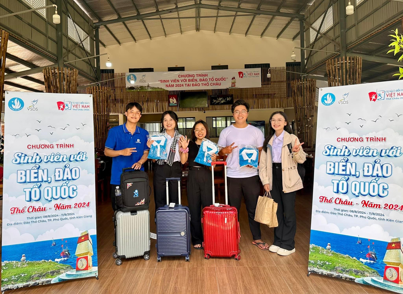 Bình Phương cùng các anh chị đại biểu từ đoàn Đà Nẵng tham gia chương trình Sinh viên với biển, đảo Tổ quốc 2024. Bình Phương cùng các anh chị đại biểu từ đoàn Đà Nẵng tham gia chương trình Sinh viên với biển, đảo Tổ quốc 2024.