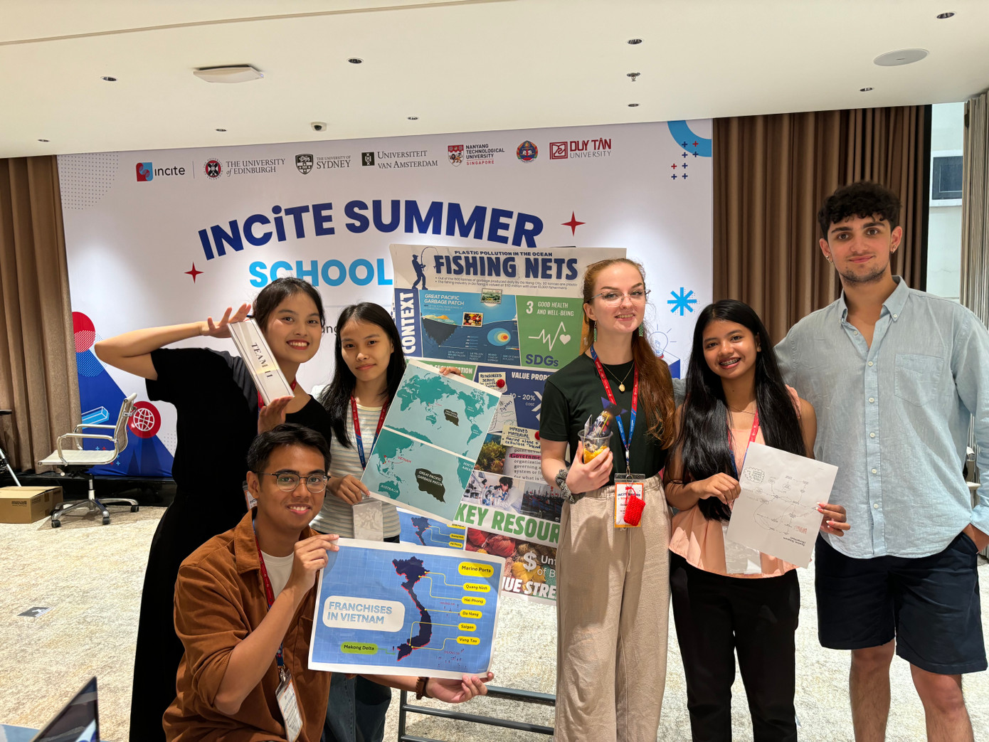 Bình Phương cùng đội của mình đã lưu lại khoảnh khắc đáng nhớ trong chương trình INCiTE tại buổi triển lãm dự án cuối cùng. Bình Phương cùng đội của mình đã lưu lại khoảnh khắc đáng nhớ trong chương trình INCiTE tại buổi triển lãm dự án cuối cùng.