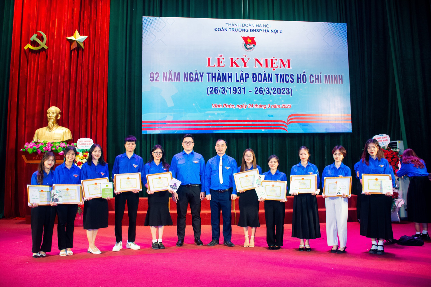 Dương cùng các bạn sinh viên nhận danh hiệu “Cán bộ Đoàn - Hội tiêu biểu” ở năm học 2022 - 2023. Dương cùng các bạn sinh viên nhận danh hiệu “Cán bộ Đoàn - Hội tiêu biểu” ở năm học 2022 - 2023.