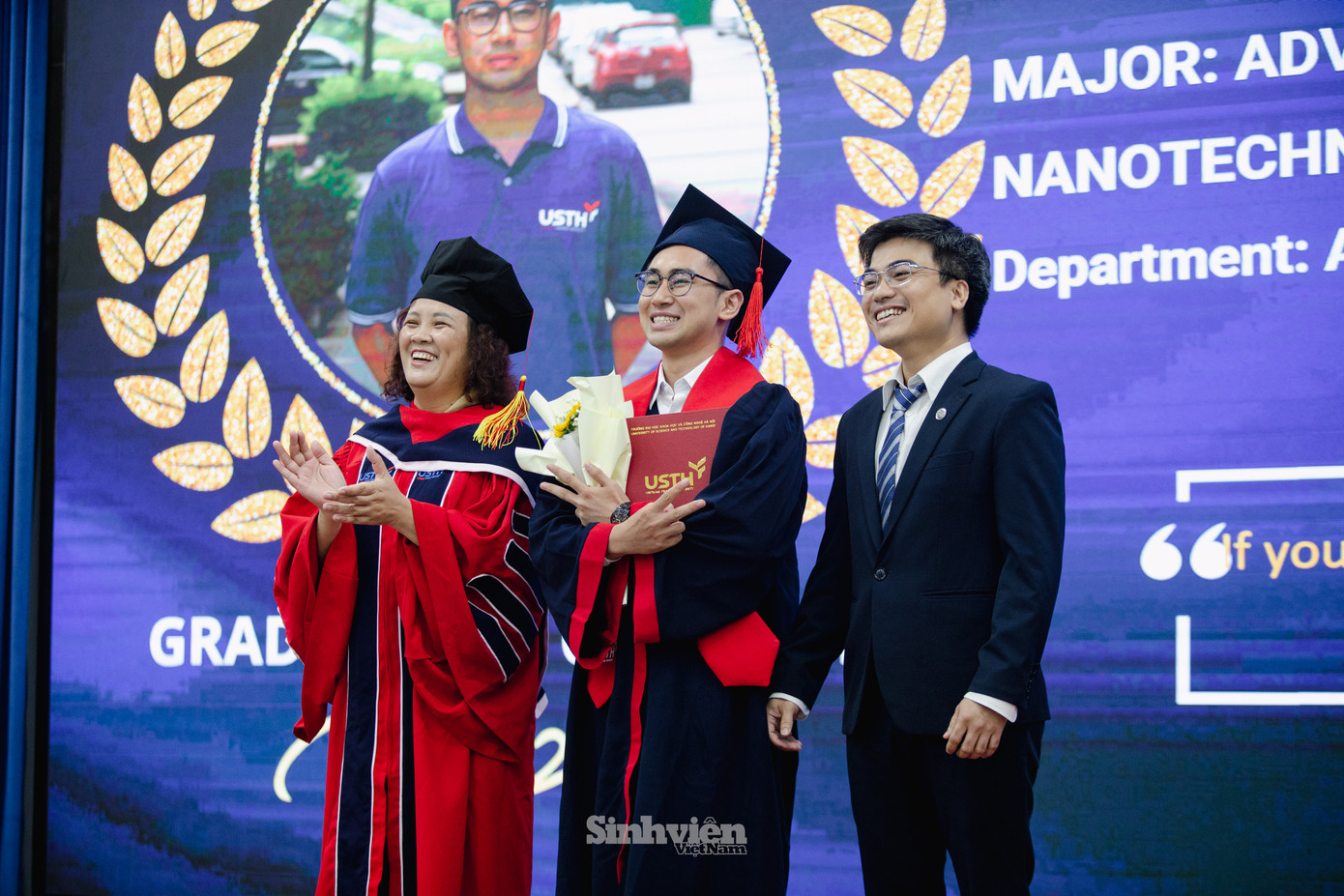 Thầy và trò rạng rỡ ngày tốt nghiệp.