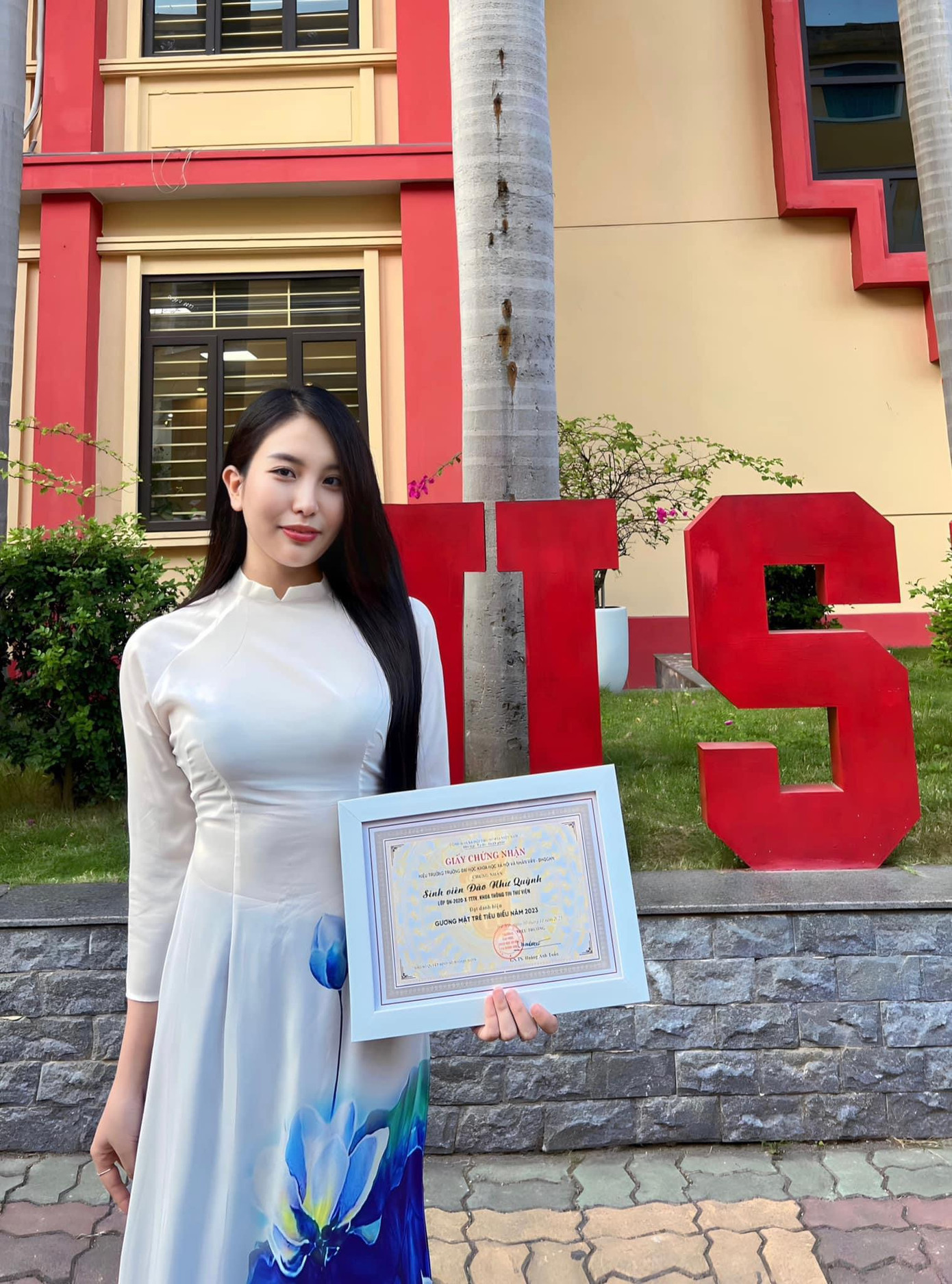 Cô sinh viên tài sắc vẹn toàn của Đại học Quốc gia Hà Nội.