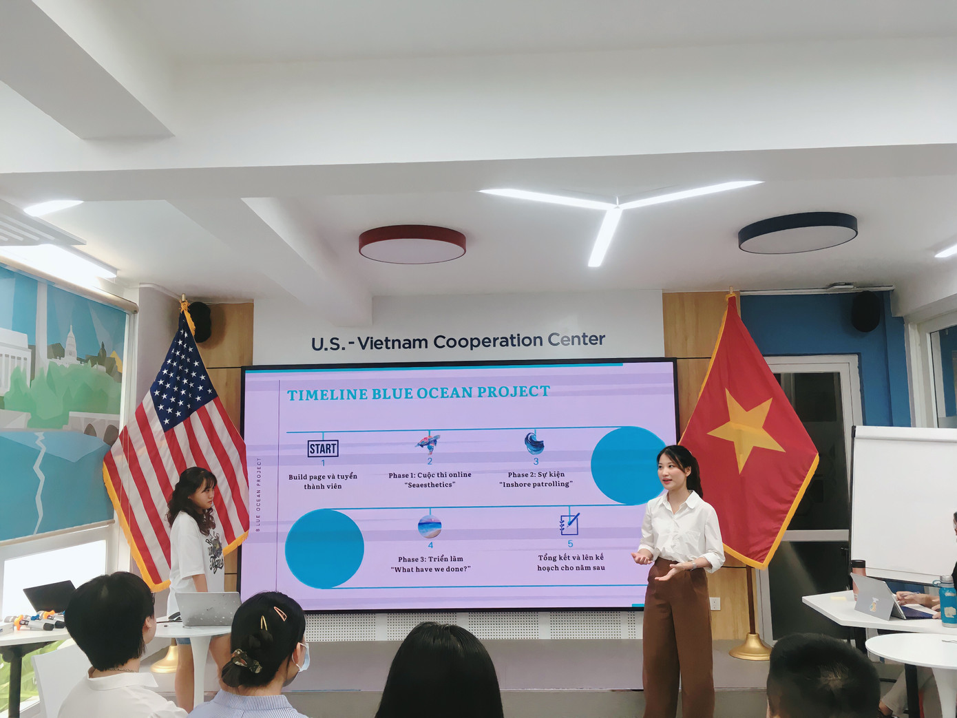 Dương trình bày Dự án ReBlue - Dự án giảm thiểu rác thải môi trường biển.