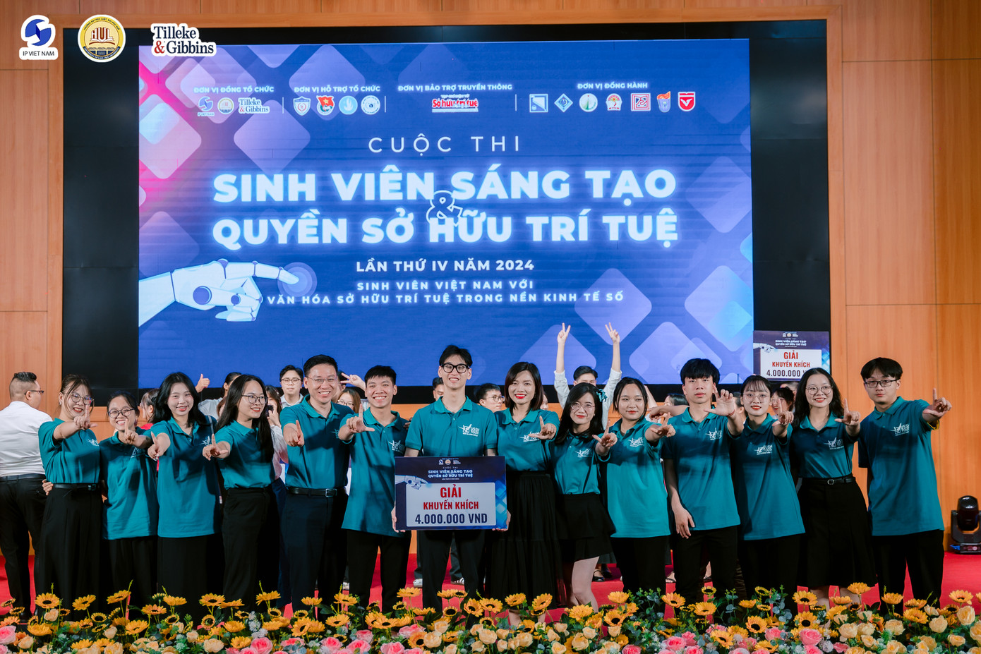 Đào Đức Anh chụp ảnh cùng các bạn trong cuộc thi ‘Sinh viên sáng tạo quyền sở hữu trí tuệ’. Đào Đức Anh chụp ảnh cùng các bạn trong cuộc thi ‘Sinh viên sáng tạo quyền sở hữu trí tuệ’.