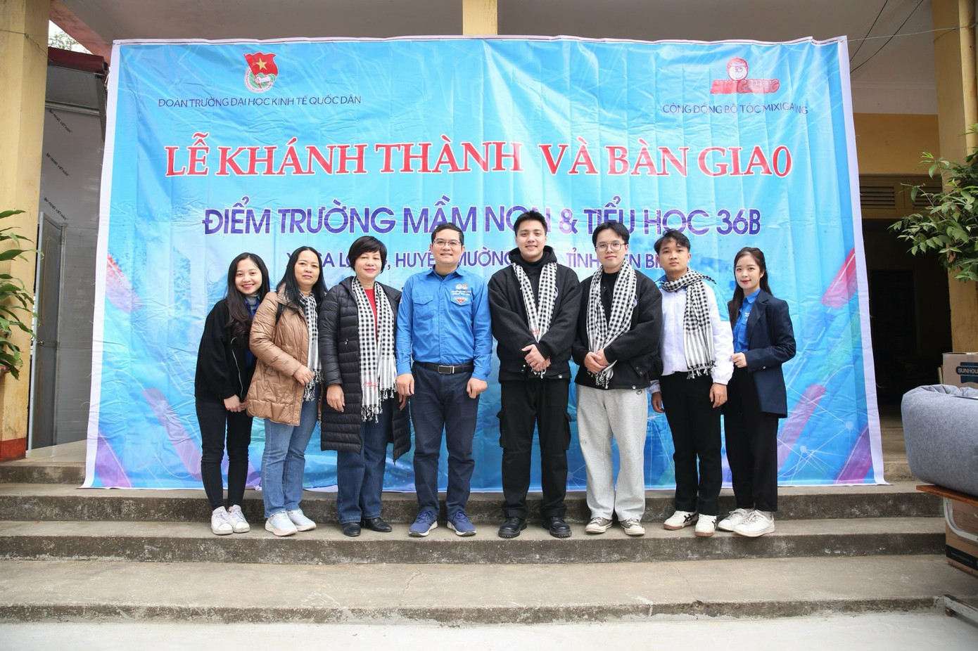 Đức Minh cùng các bạn sinh viên tham gia hoạt động tình nguyện vì cộng đồng. Đức Minh cùng các bạn sinh viên tham gia hoạt động tình nguyện vì cộng đồng.