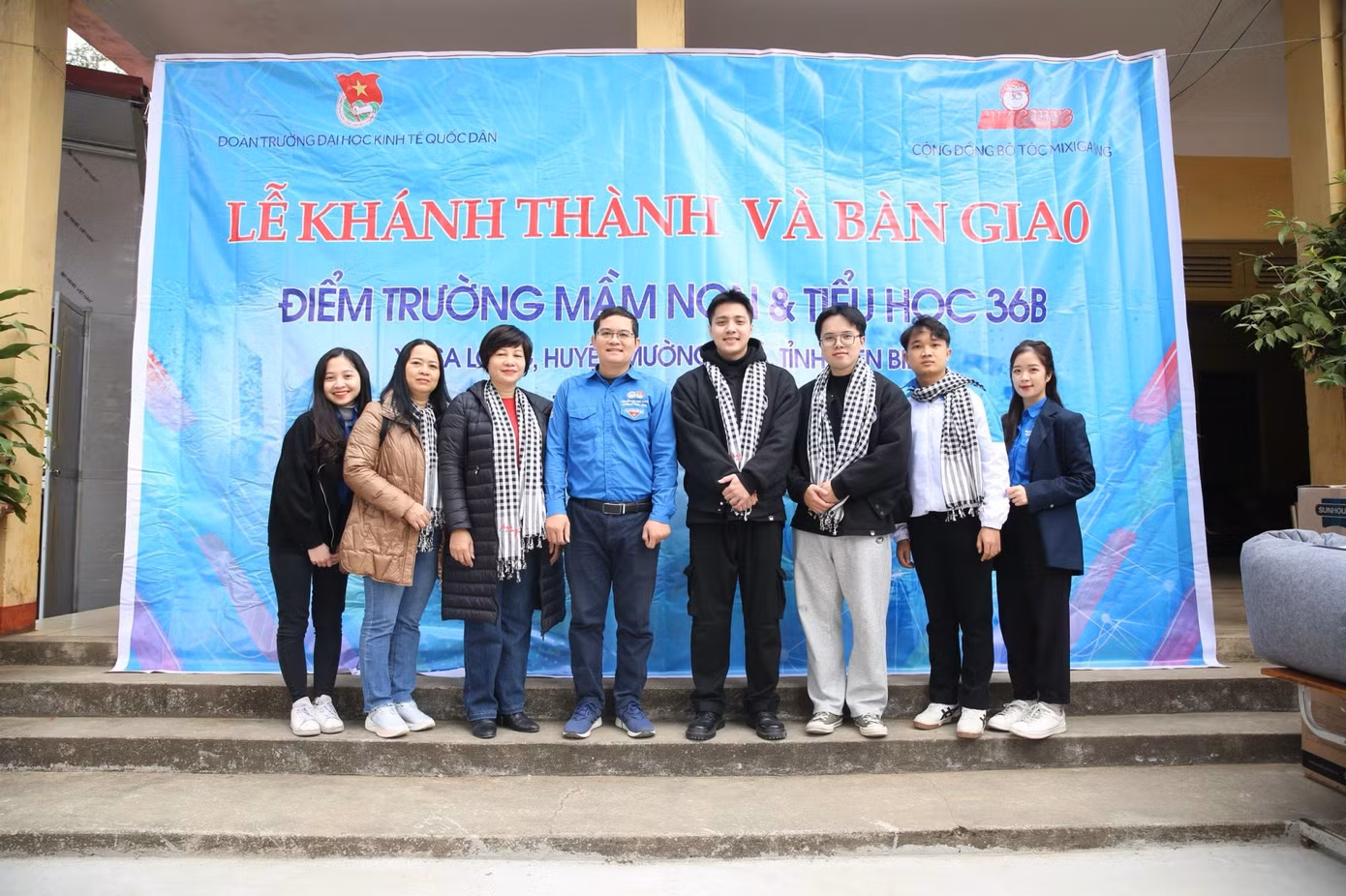 Đức Minh cùng các bạn sinh viên tham gia hoạt động tình nguyện vì cộng đồng.