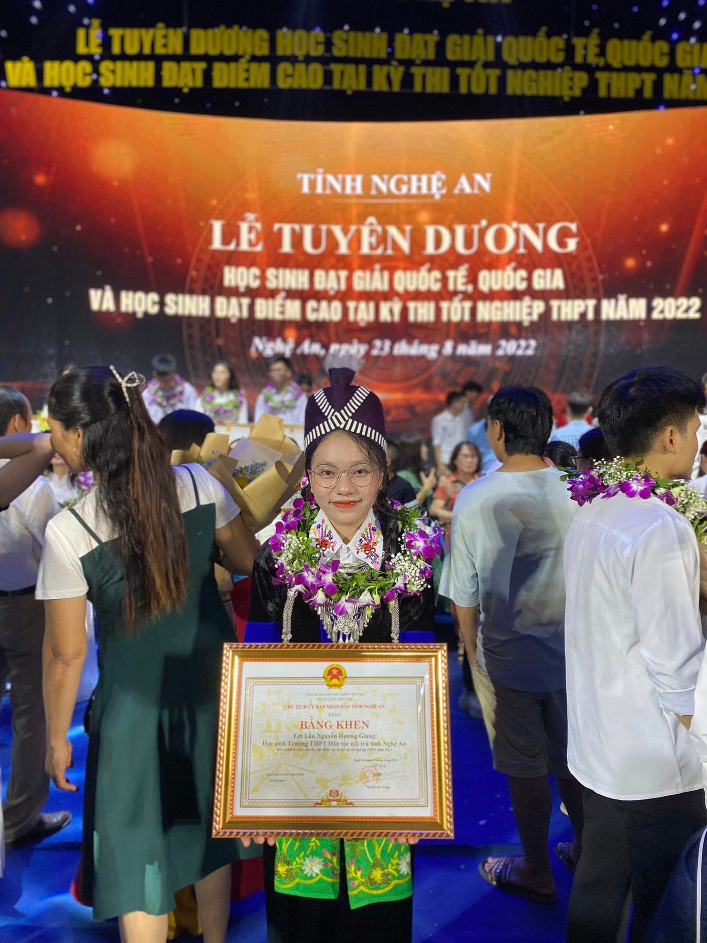 Hương Giang vinh dự nhận bằng khen “Đã có thành tích xuất sắc, đạt điểm cao tại kỳ thi tốt nghiệp THPT năm 2022” do Chủ tịch UBND tỉnh Nghệ An trao tặng.