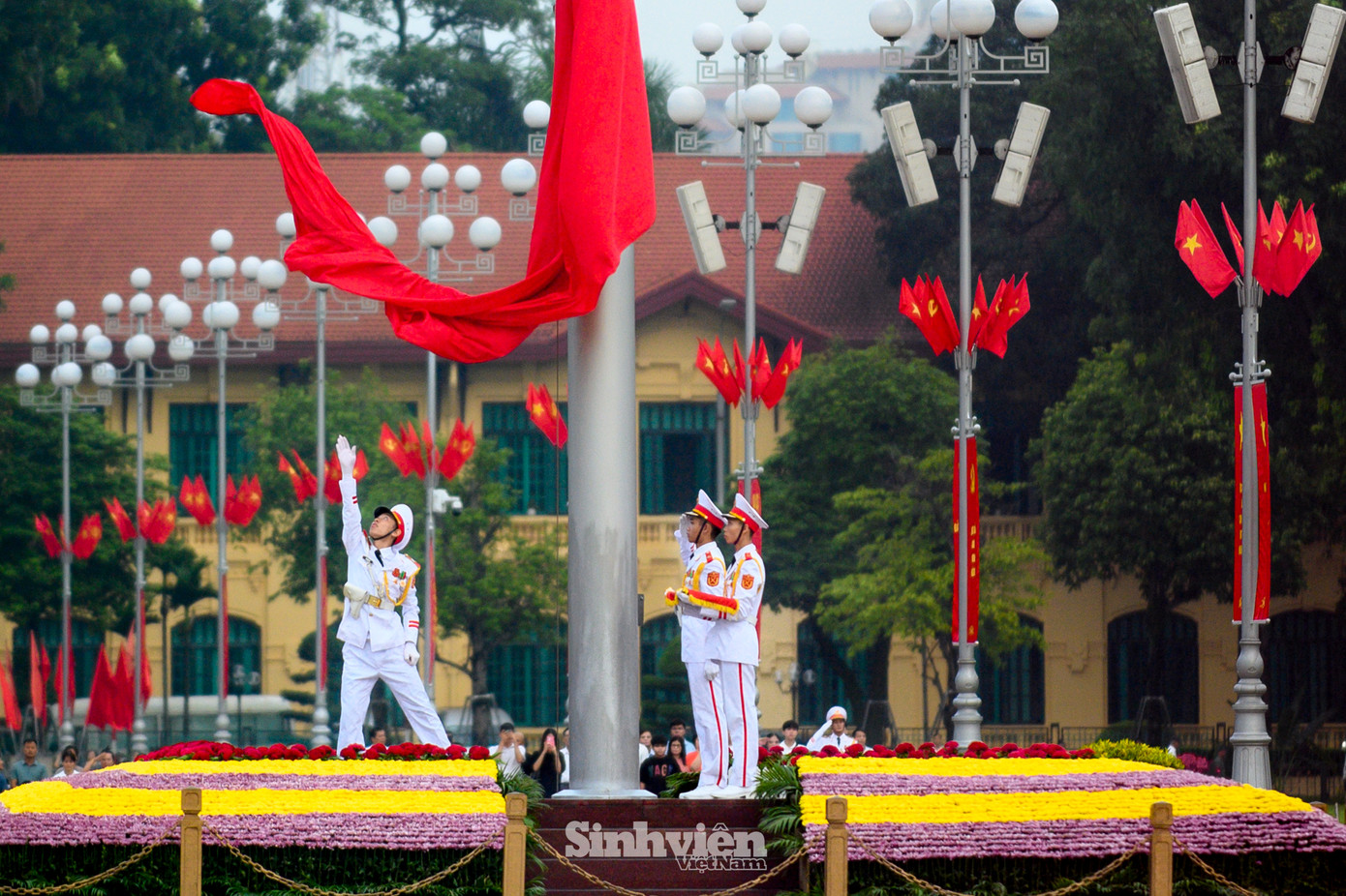 Lá Quốc kỳ tung bay - một trong những khoảnh khắc được mong chờ nhất trong lễ Thượng cờ.