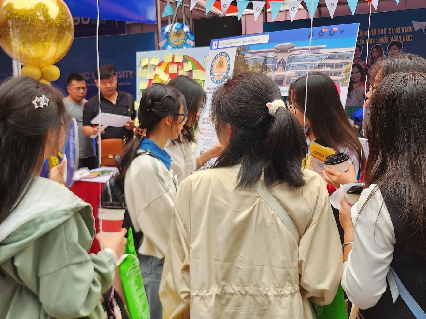 Gian tư vấn của Học viện Tài chính cũng nhận được nhiều sự quan tâm đến từ các học sinh. (Ảnh: Hiếu Nguyễn)