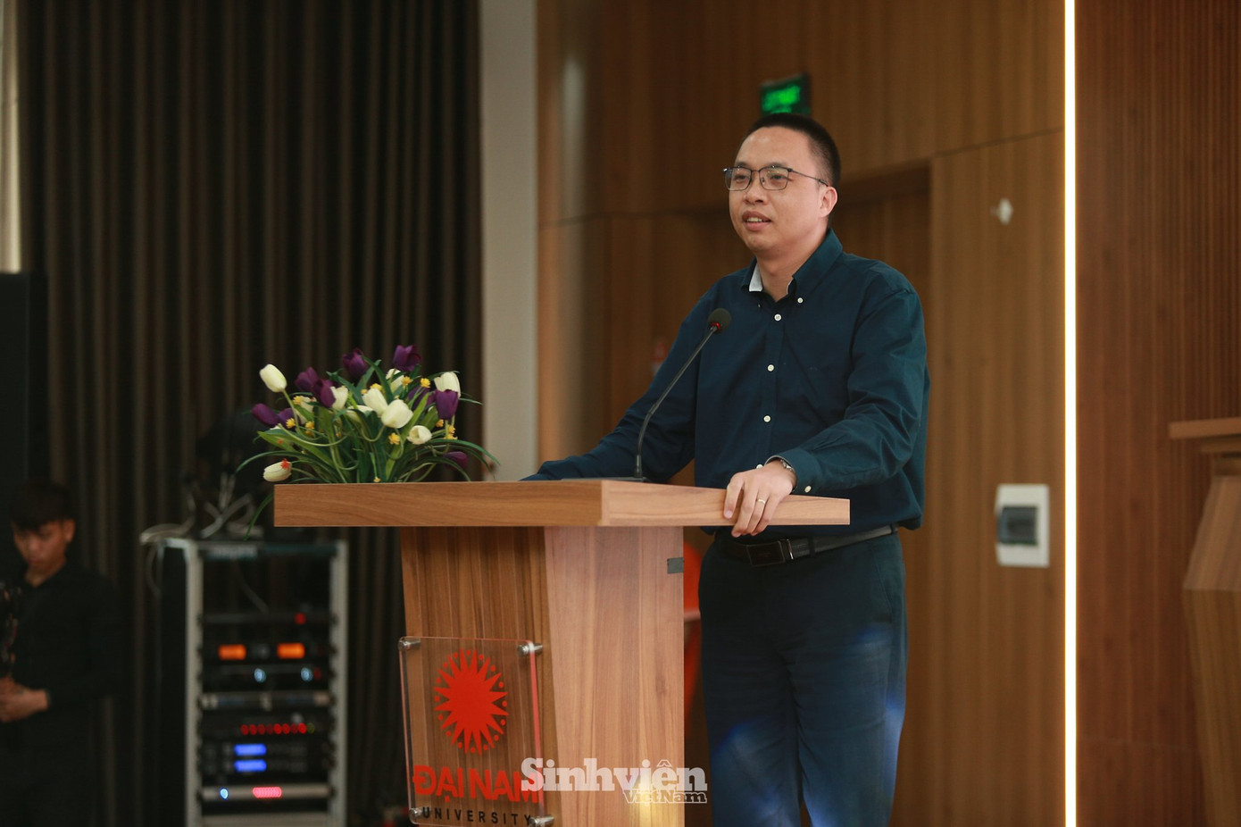 Ths Đinh Quang Hùng chia sẻ rằng làm thế nào để định vị bản thân, để biết “bán mình” với giá bao nhiêu và làm sao để “bán” với giá cao nhất là vấn đề không chỉ cần thiết với các bạn sinh viên mà ngay cả đội ngũ giảng viên cũng rất quan tâm. Trong đời sống ngày nay, việc xây dựng thương hiệu cá nhân đang ngày càng trở nên phổ biến và có vai trò quan trọng tạo nên sự thành công của mỗi người.