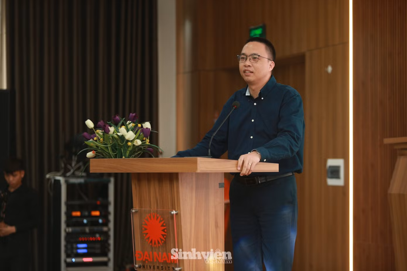 Ths Đinh Quang Hùng chia sẻ rằng làm thế nào để định vị bản thân, để biết “bán mình” với giá bao nhiêu và làm sao để “bán” với giá cao nhất là vấn đề không chỉ cần thiết với các bạn sinh viên mà ngay cả đội ngũ giảng viên cũng rất quan tâm. Trong đời sống ngày nay, việc xây dựng thương hiệu cá nhân đang ngày càng trở nên phổ biến và có vai trò quan trọng tạo nên sự thành công của mỗi người.