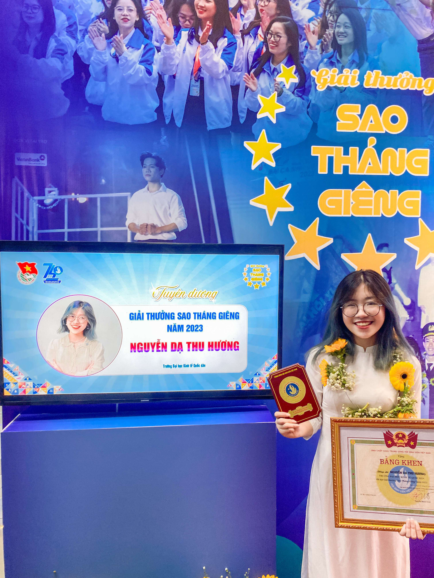 Thu Hương được Trung ương Hội Sinh viên Việt Nam trao tặng giải thưởng Sao tháng Giêng.