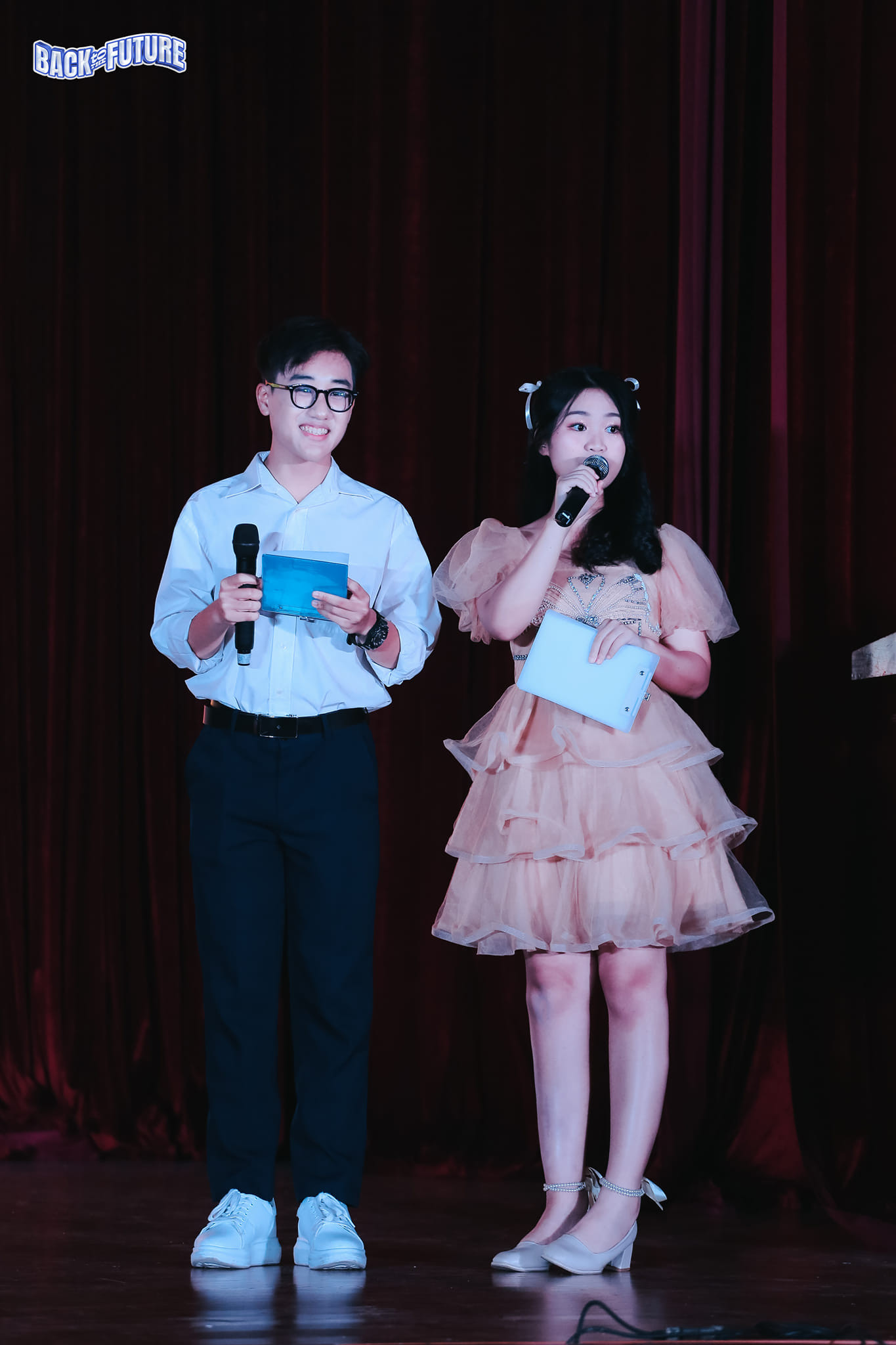 Thục Anh và bạn dẫn tại sự kiện chào tân Premiere 2023: Back To The Future.