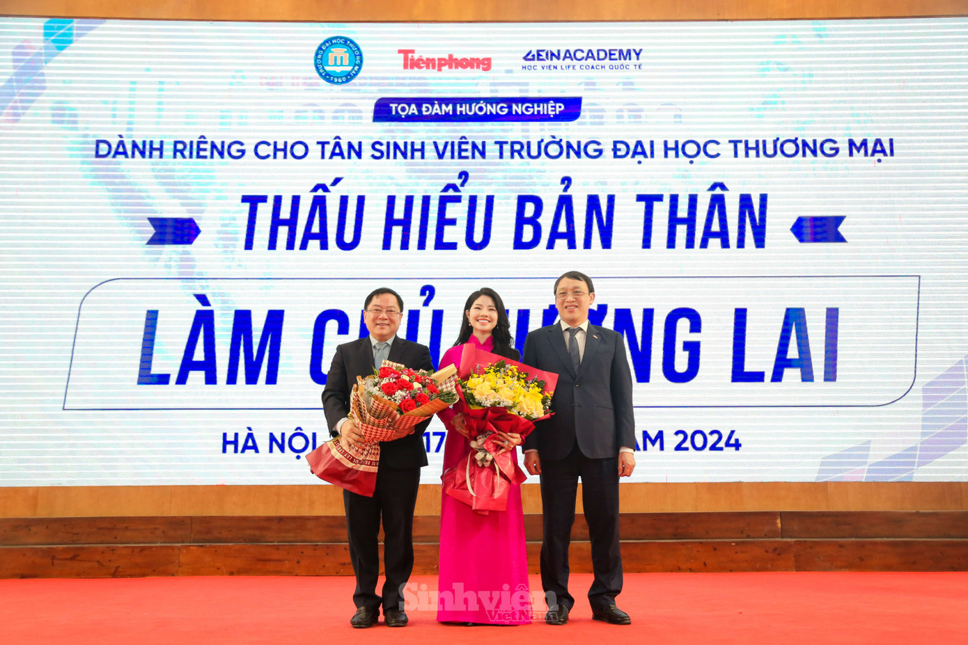 Nhà báo Lê Xuân Sơn – TBT Báo Tiền Phong, diễn giả Nguyễn Diệu Thu nhận hoa chúc mừng từ PGS. TS Nguyễn Đức Nhuận – Phó Hiệu trưởng trường Đại học Thương mại (Từ trái qua). Nhà báo Lê Xuân Sơn – TBT Báo Tiền Phong, diễn giả Nguyễn Diệu Thu nhận hoa chúc mừng từ PGS. TS Nguyễn Đức Nhuận – Phó Hiệu trưởng trường Đại học Thương mại (Từ trái qua).