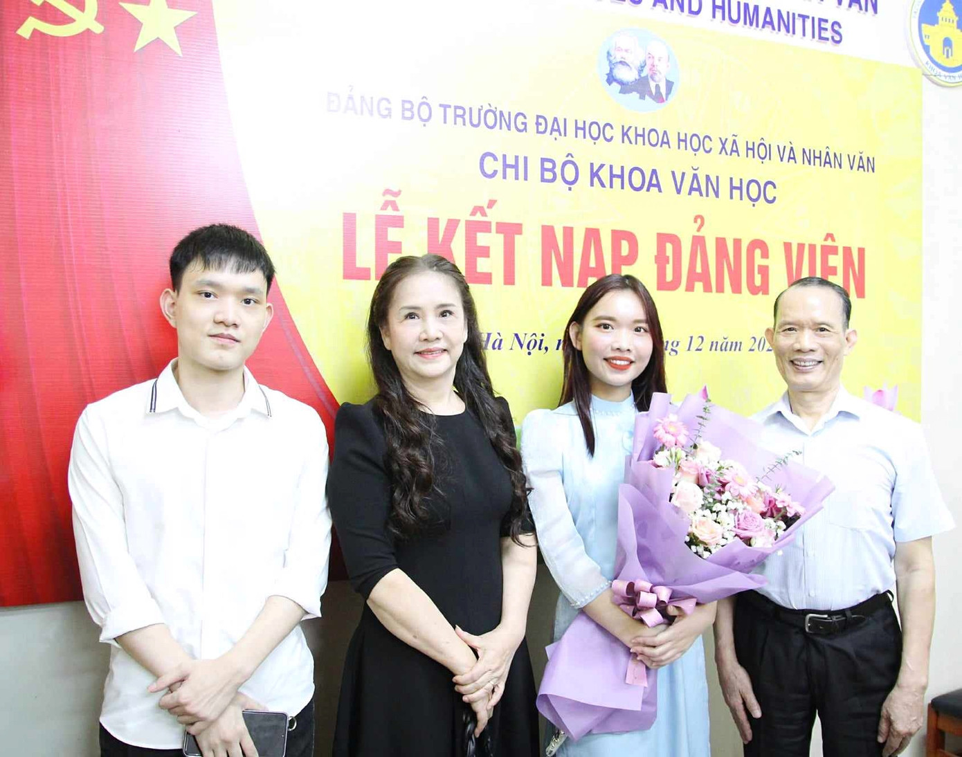 Kim Anh cùng gia đình trong Lễ kết nạp Đảng viên khoa Văn học.