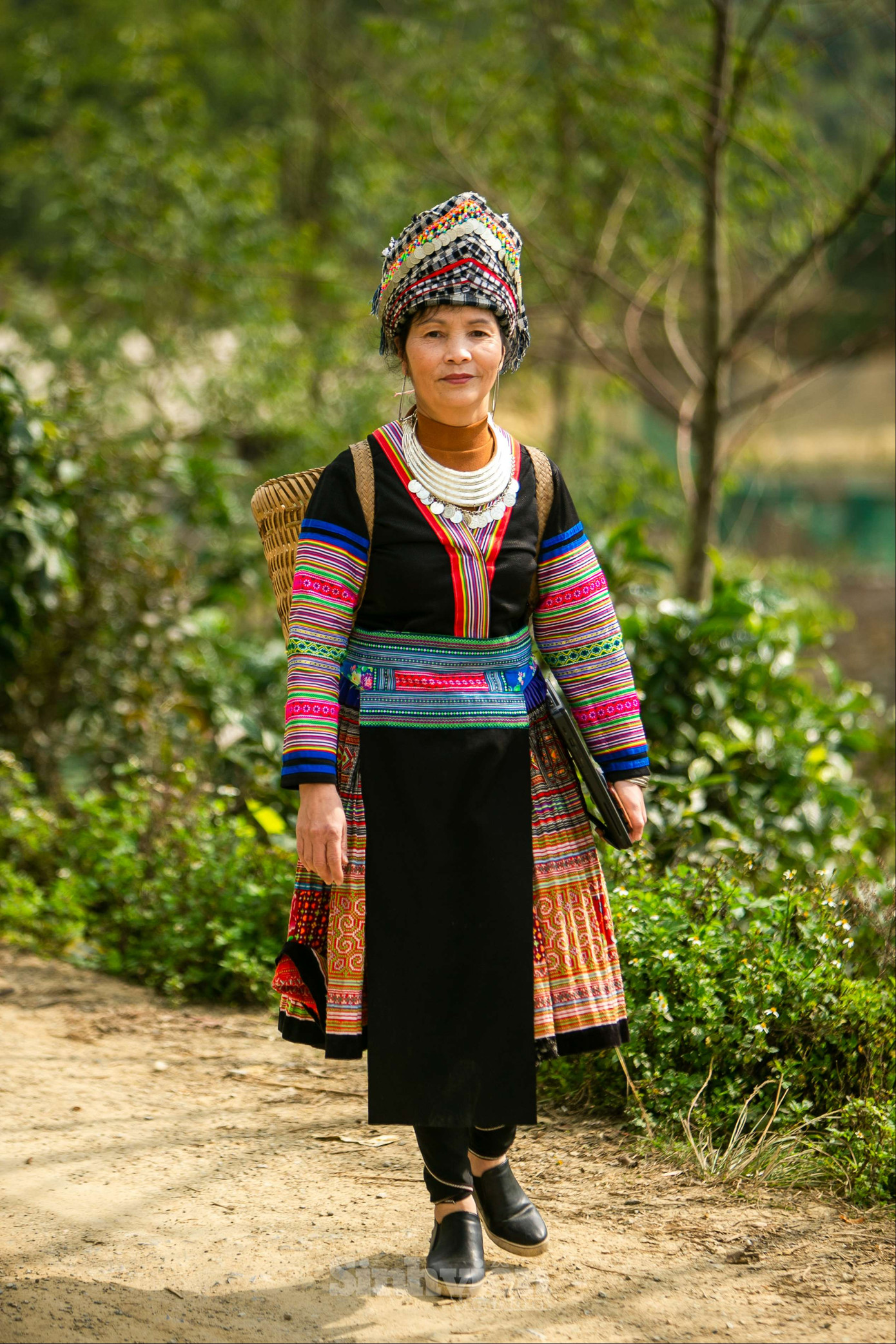 Cô giáo Chu Thị Tú Liên trên đường đến lớp.