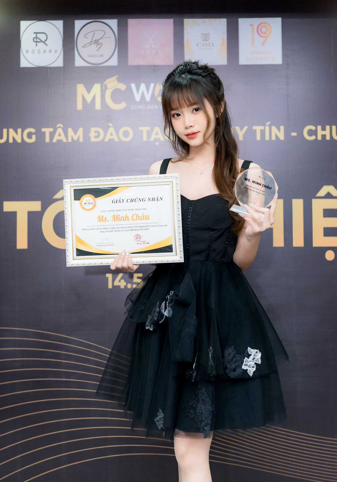 Minh Châu được khen thưởng là nhân viên xuất sắc tại MCWorld sau khoảng thời gian cống hiến.