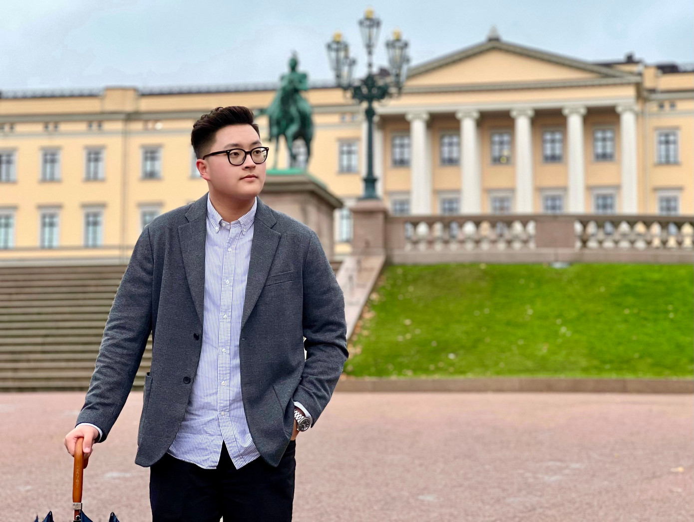 Phùng Hữu Nhân (sinh năm 2003) hiện đang học ngành Quan hệ Quốc tế tại trường Đại học Tổng hợp Birmingham (University of Birmingham).