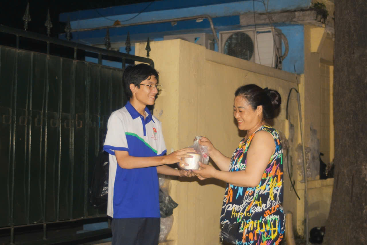 Quốc Đạt trao tặng suất quà cho người lao động vào ban đêm.