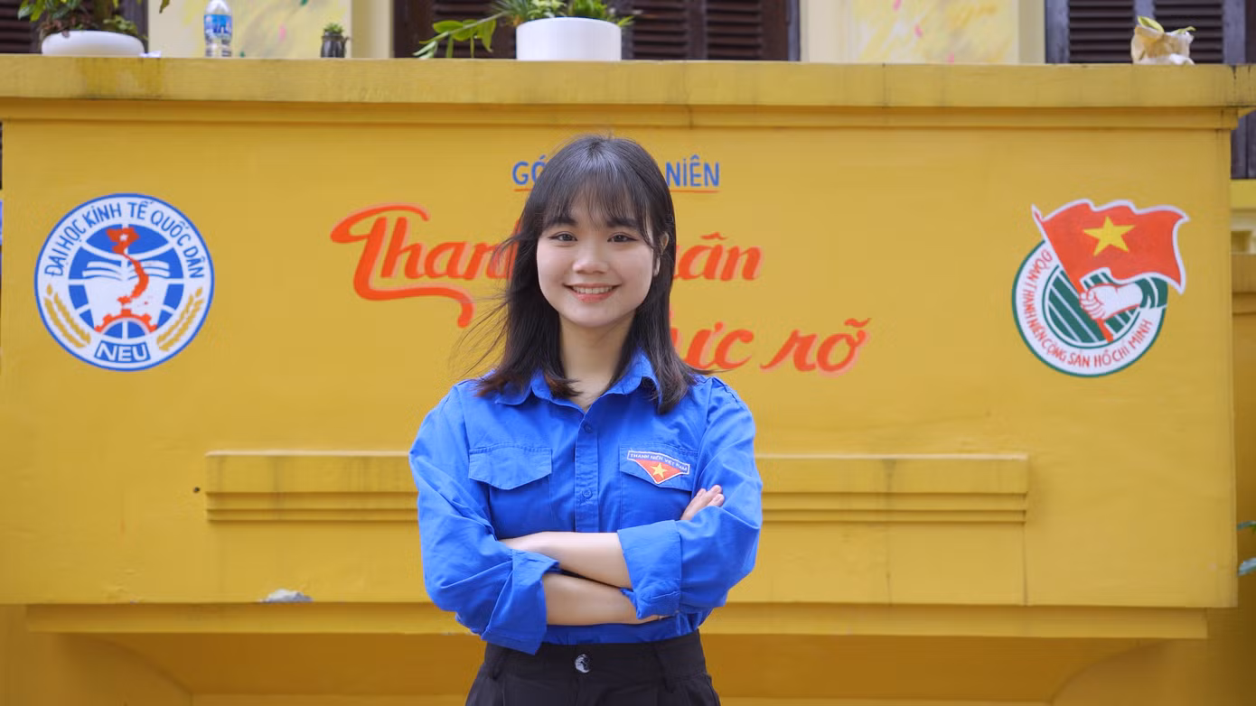 Ngô Thị Hương Giang, sinh năm 2003 tại huyện Đông Anh, TP. Hà Nội, hiện là sinh viên năm thứ tư chuyên ngành Marketing, khoa Marketing, Trường Đại học Kinh tế Quốc dân (NEU).