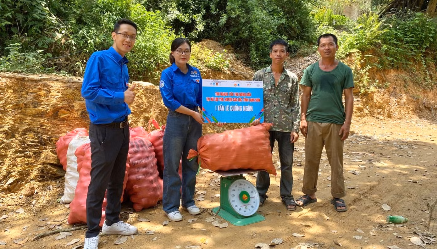 Với mong muốn chia sẻ yêu thương, Vân Hạnh đã tham gia chuyến đi tình nguyện tại Lạng Sơn.