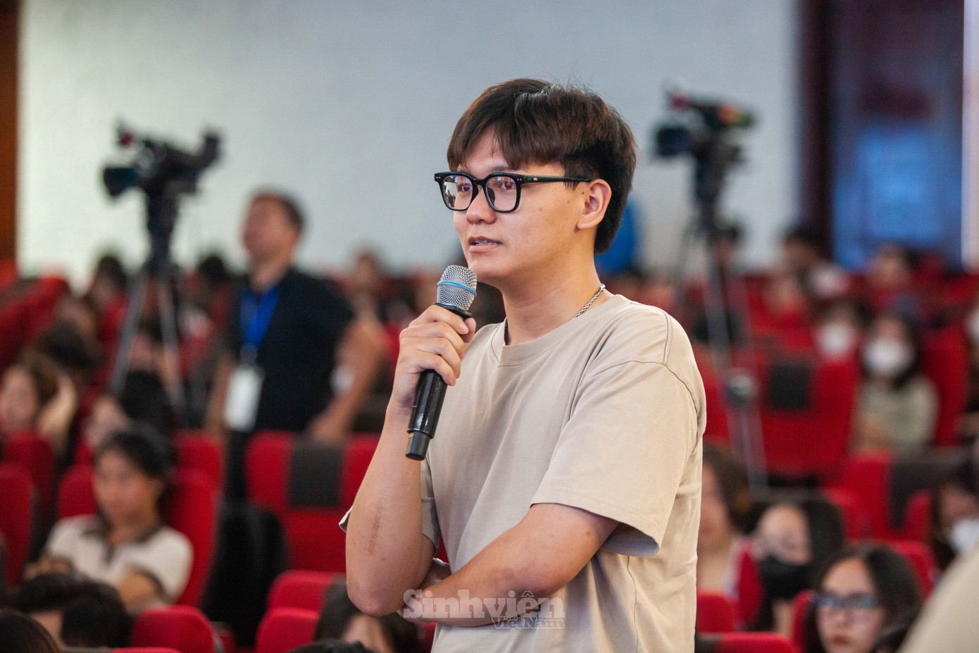 Sinh viên đặt câu hỏi cho các diễn giả.