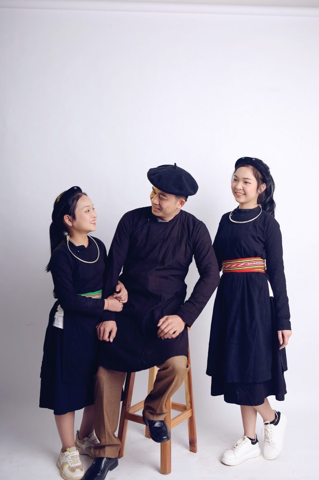 Như Ngọc cùng bố và em gái trong trang phục truyền thống của dân tộc Tày.