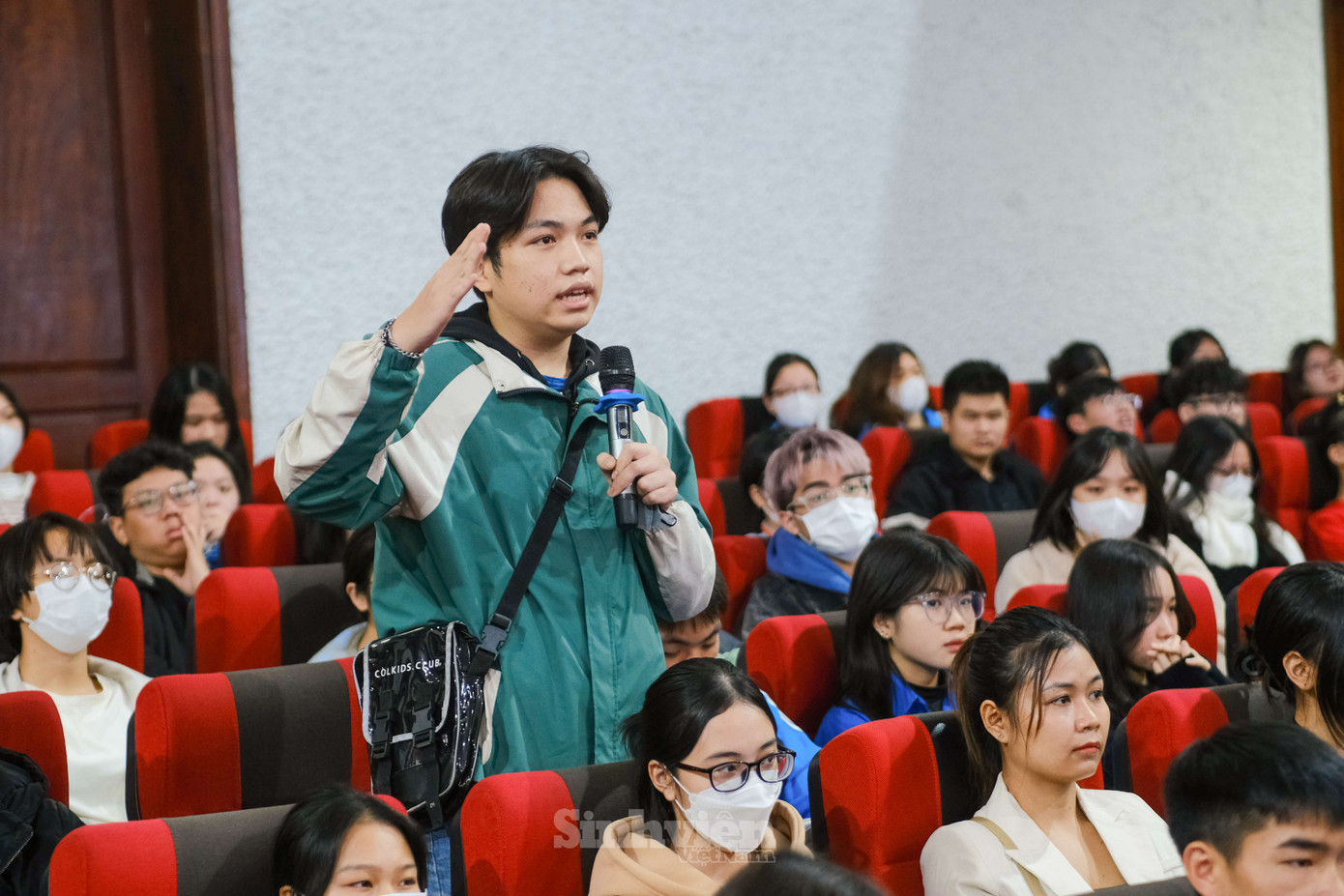 Diễn giả Nguyễn Diệu Thu đã truyền cảm hứng cho các tân sinh viên về việc biến khó khăn thành động lực, khi con người ở trong nghịch cảnh, con đường duy nhất của họ là đi lên. Diễn giả Nguyễn Diệu Thu đã truyền cảm hứng cho các tân sinh viên về việc biến khó khăn thành động lực, khi con người ở trong nghịch cảnh, con đường duy nhất của họ là đi lên.