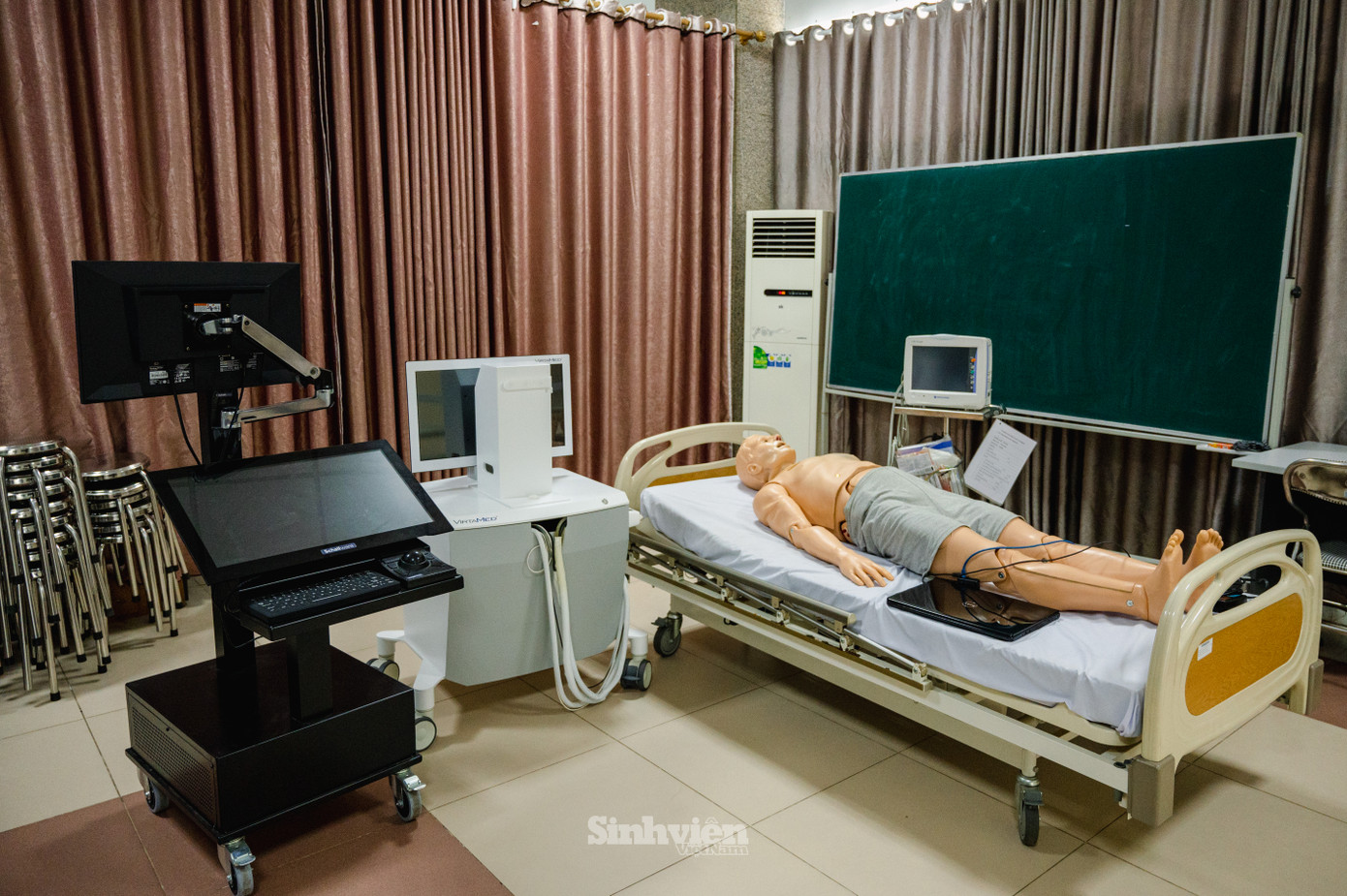 Trung tâm thực hành Tiền lâm sàng với các thiết bị hiện đại dành cho sinh viên.