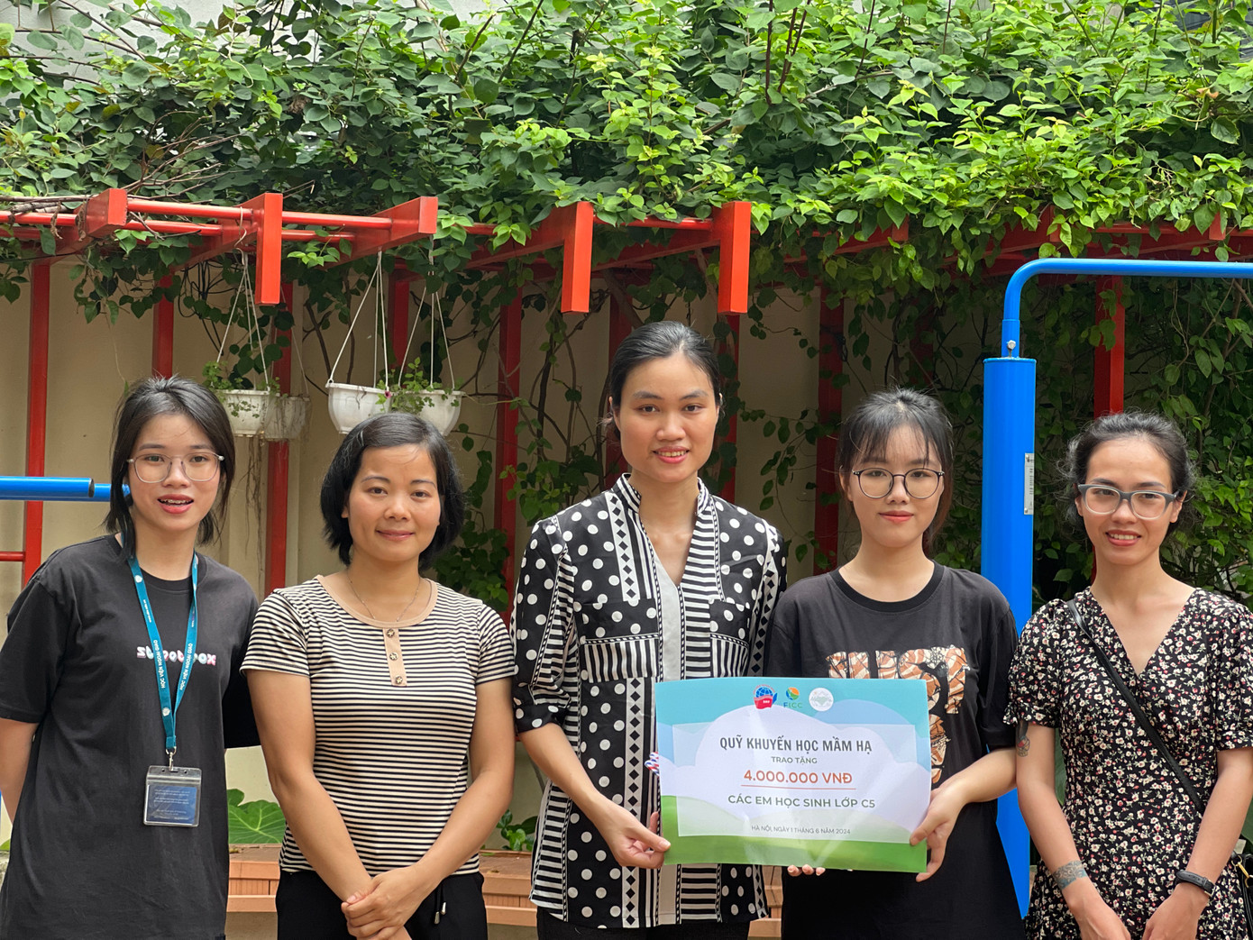 Ban tổ chức sự kiện “Mầm hạ” trao tặng quỹ khuyến học cho Lớp học cho trẻ điếc C5.